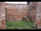 06869 ostia - regio i - insula ix - caseggiato del larario (i,ix,3) - raum 15 - bli ri sueden - 09.2022.jpg